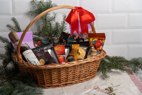 Coș Cadou 16 Produse Naturale, Fructe Deshidratate, Sirop de Brad, Mixuri pentru Vin Fiert și Grătar, Nuci și Ciocolată, Cadou Sănătos și Rafinant